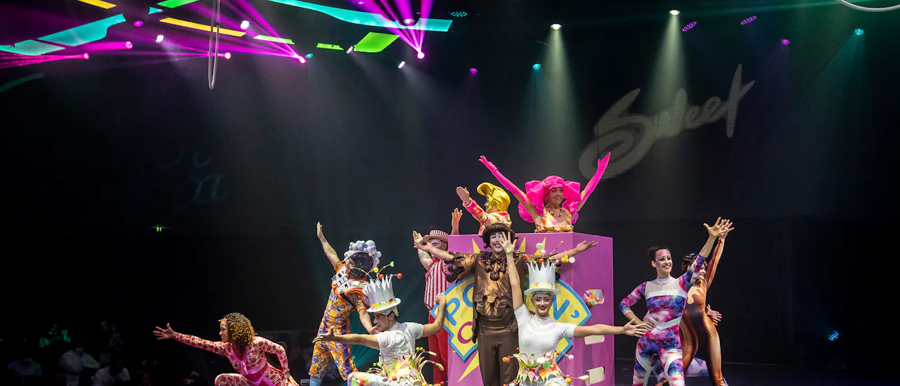 Suuressa panoraamaikkunoilla reunustetussa oleskelutilassa näytetään pulssia kohottavia esityksiä yhteistyössä "Carousel Productions at Sea" kanssa