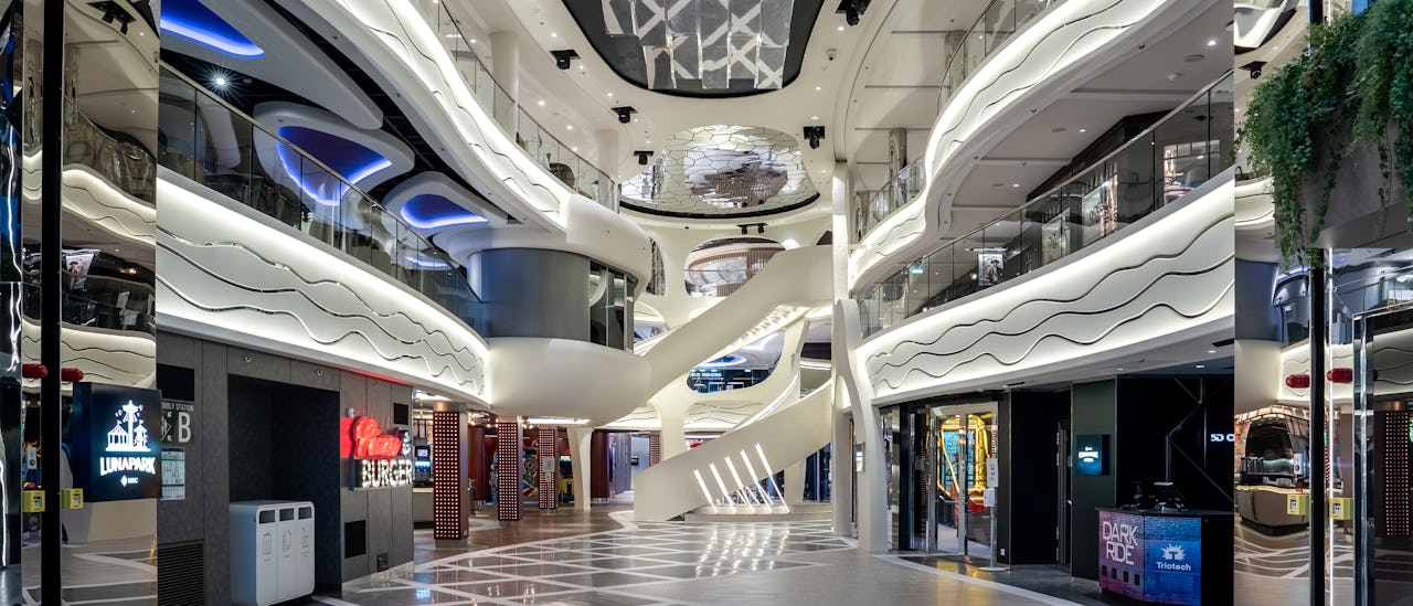 Promenadilla valtava LED -katto, missä näytetään siihen suunniteltuja esityksiä.