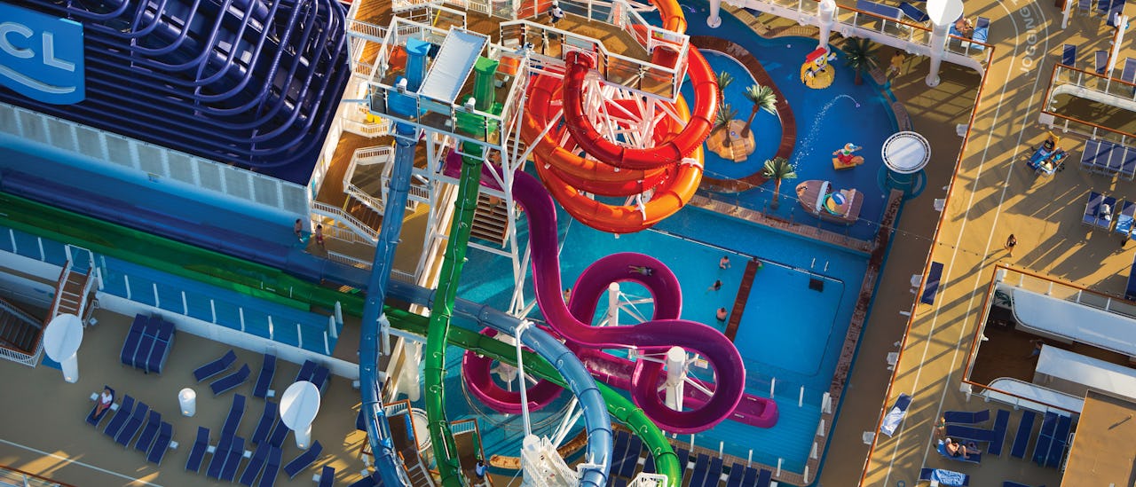 3 vesiliukumäkeä korkealla uima-allaskannen yläpuolella