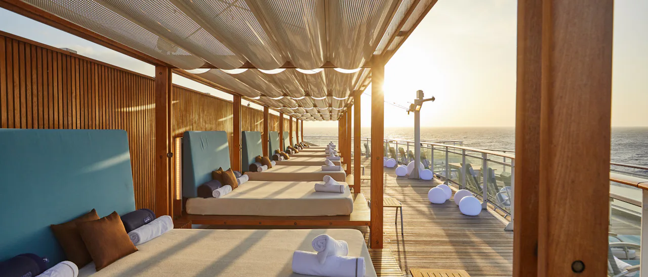 On deck 10 you´ll find several day beds with ocean view