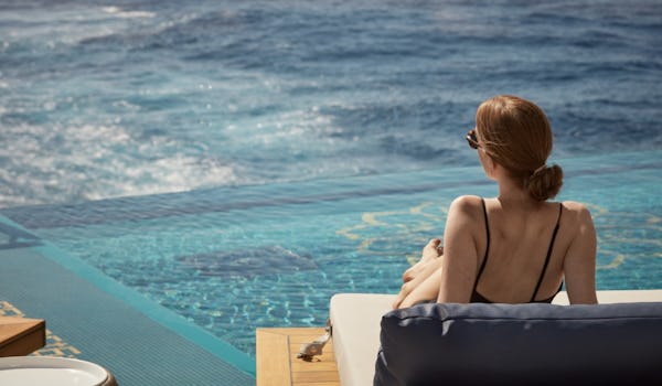 Nainen ottaa aurinkoa laivan uima-altaalla