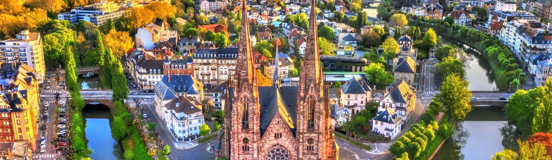 Joki- ja kaupunkimaisemaa yläältä kuvattuna