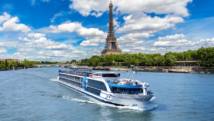 Viva Beyond jokilaiva Seinellä. Taustalla näkyy Eiffel-torni.