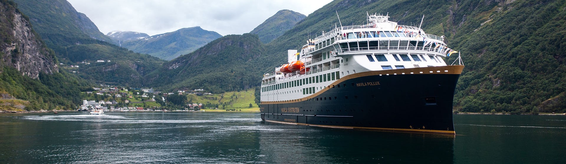 Havila Pollux laiva Geiranger vuonossa.