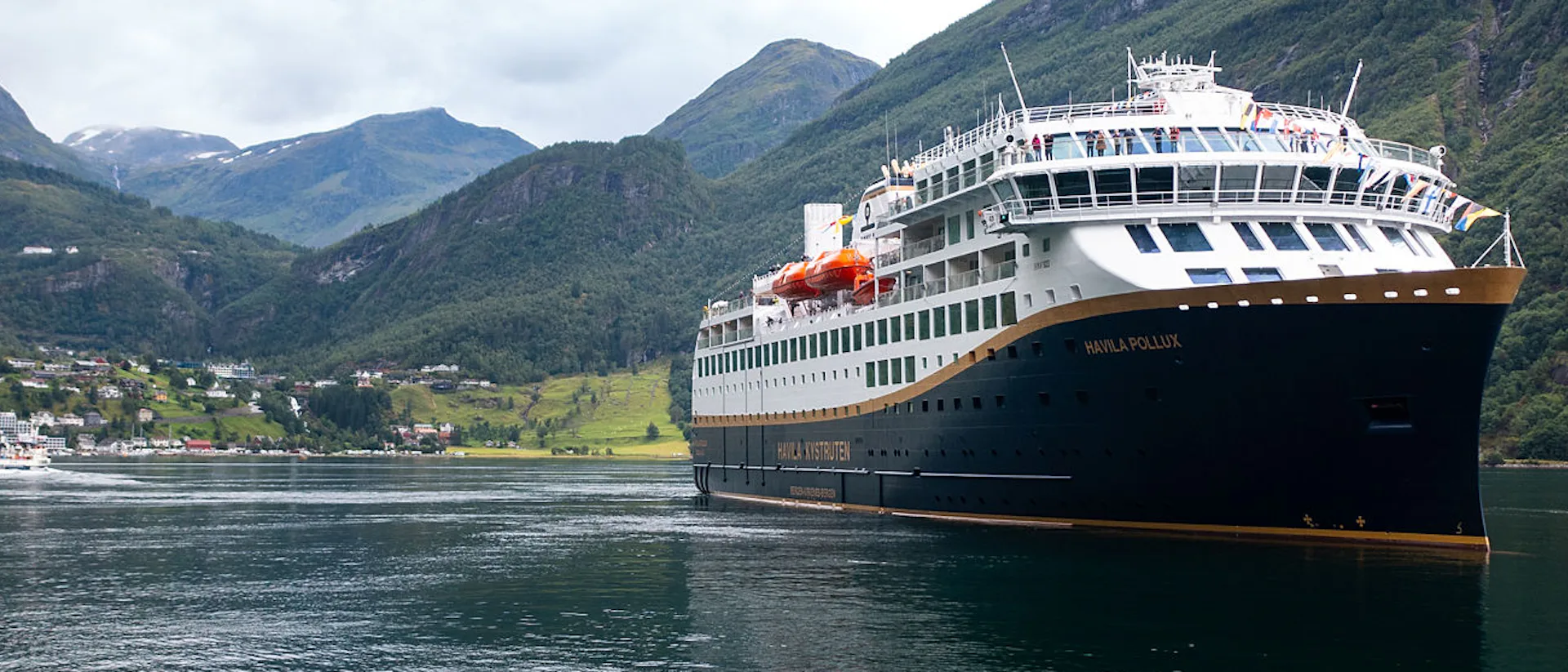 Havila Pollux laiva Geiranger vuonossa.
