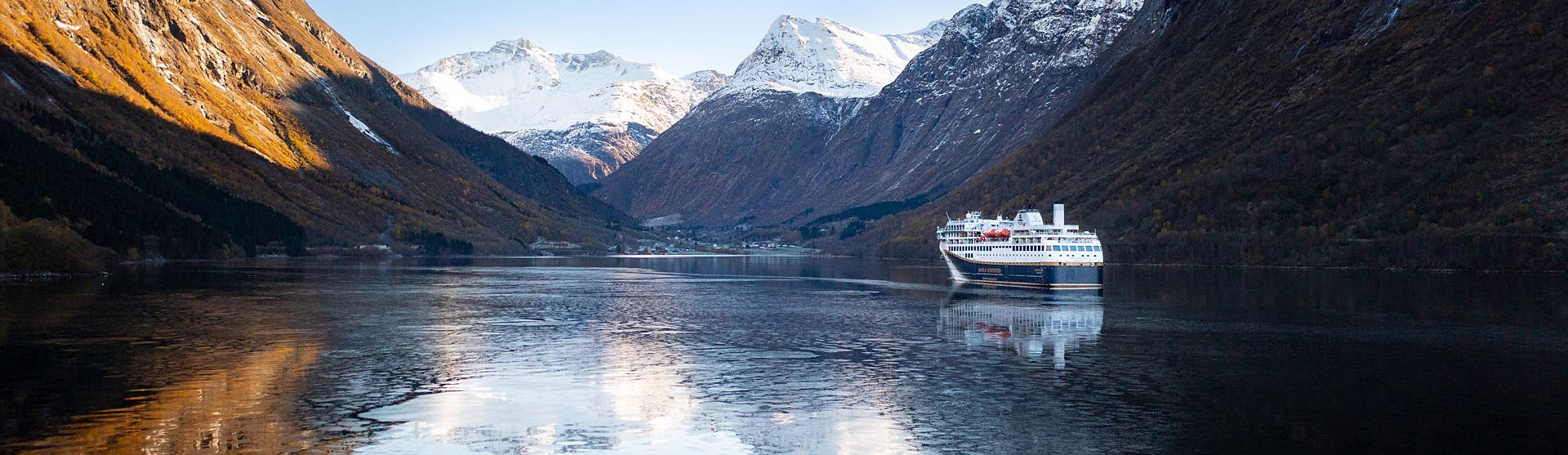 Havila Voyagesin laiva Norjan vuonossa