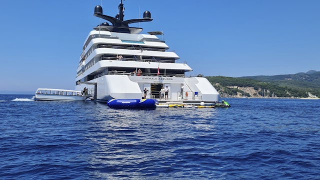 Pääset jahdin takakannelta suoraan mereen uimaan.