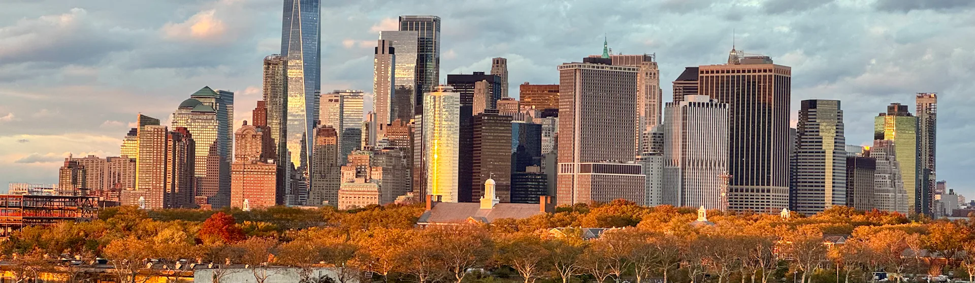 New Yorkin siluetti laivan kannelta katsottuna.
