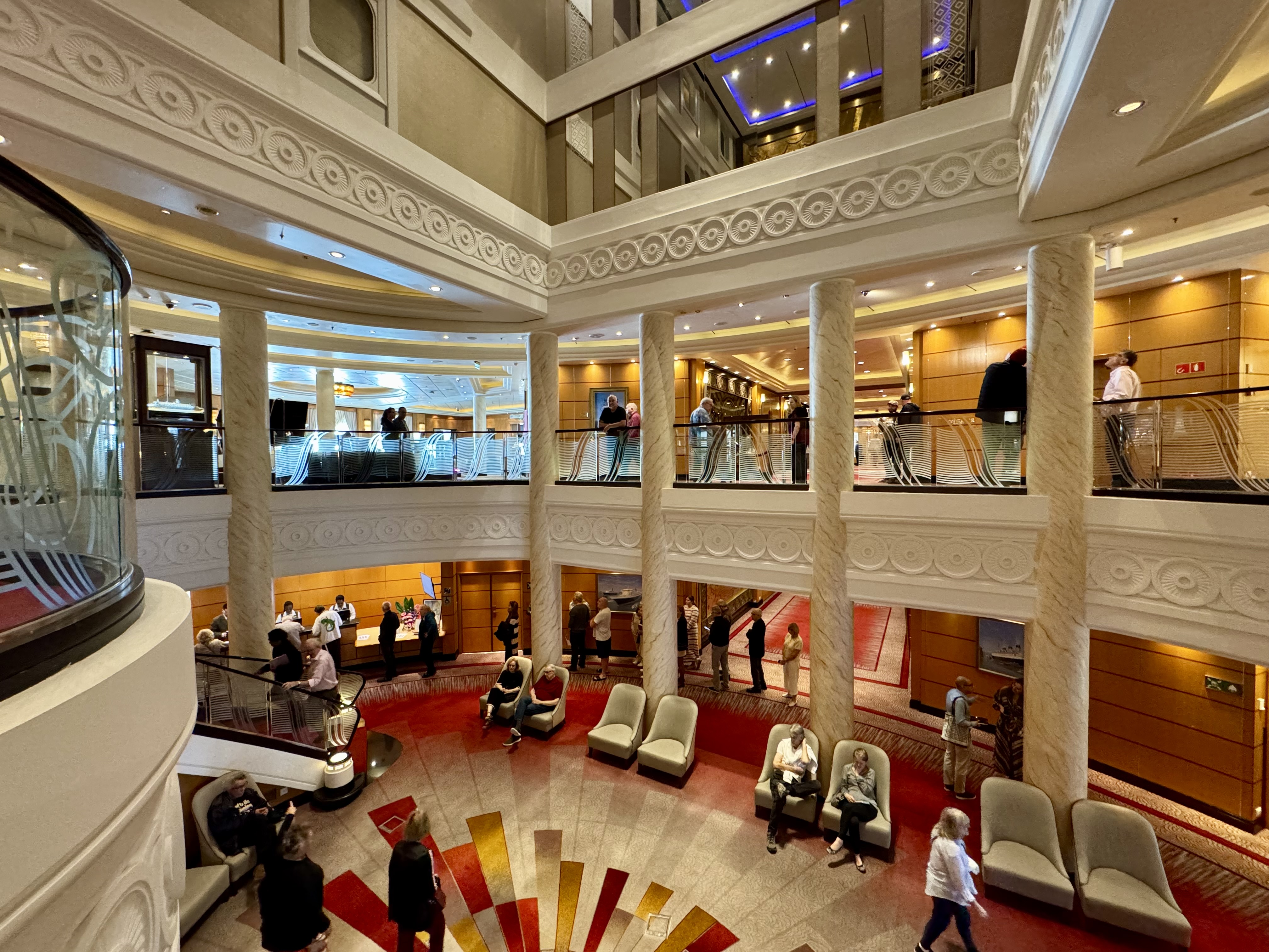 Queen Mary 2 laivan aula