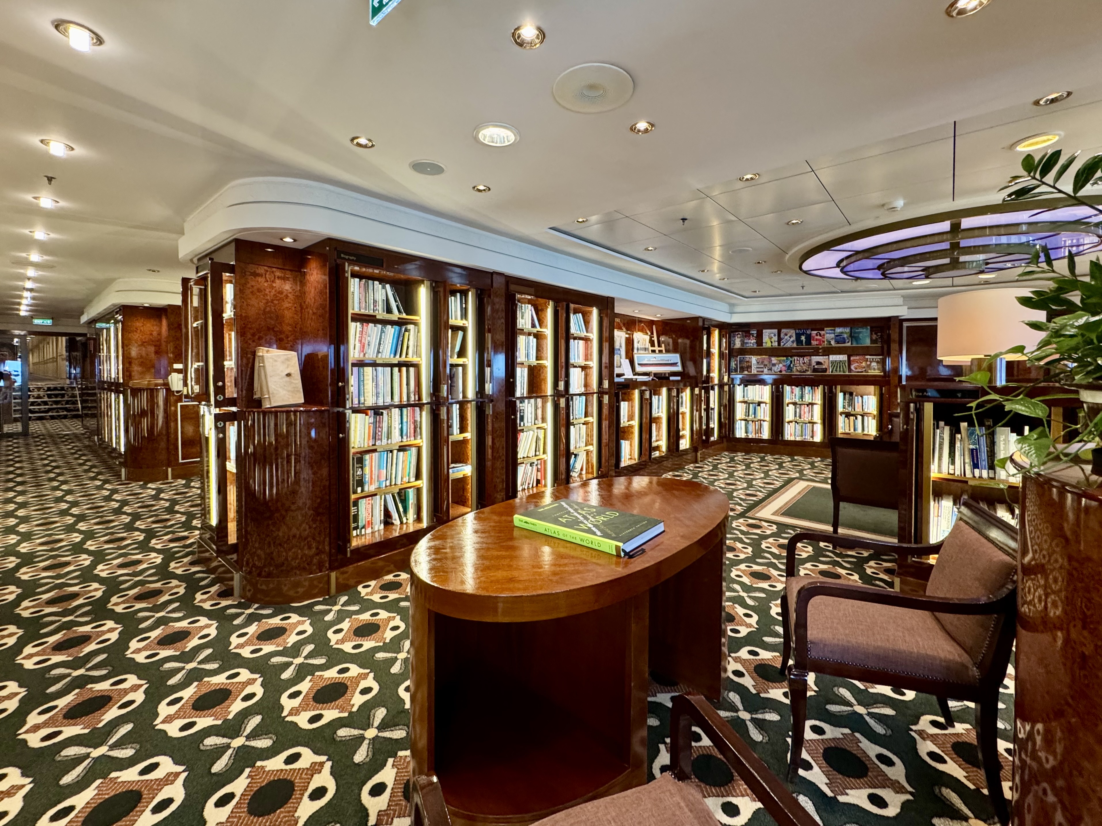 Laivan kirjasto, joka on sisustettu vanhan ajan tyyliin.