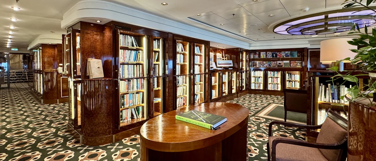 Laivan kirjasto, joka on sisustettu vanhan ajan tyyliin.