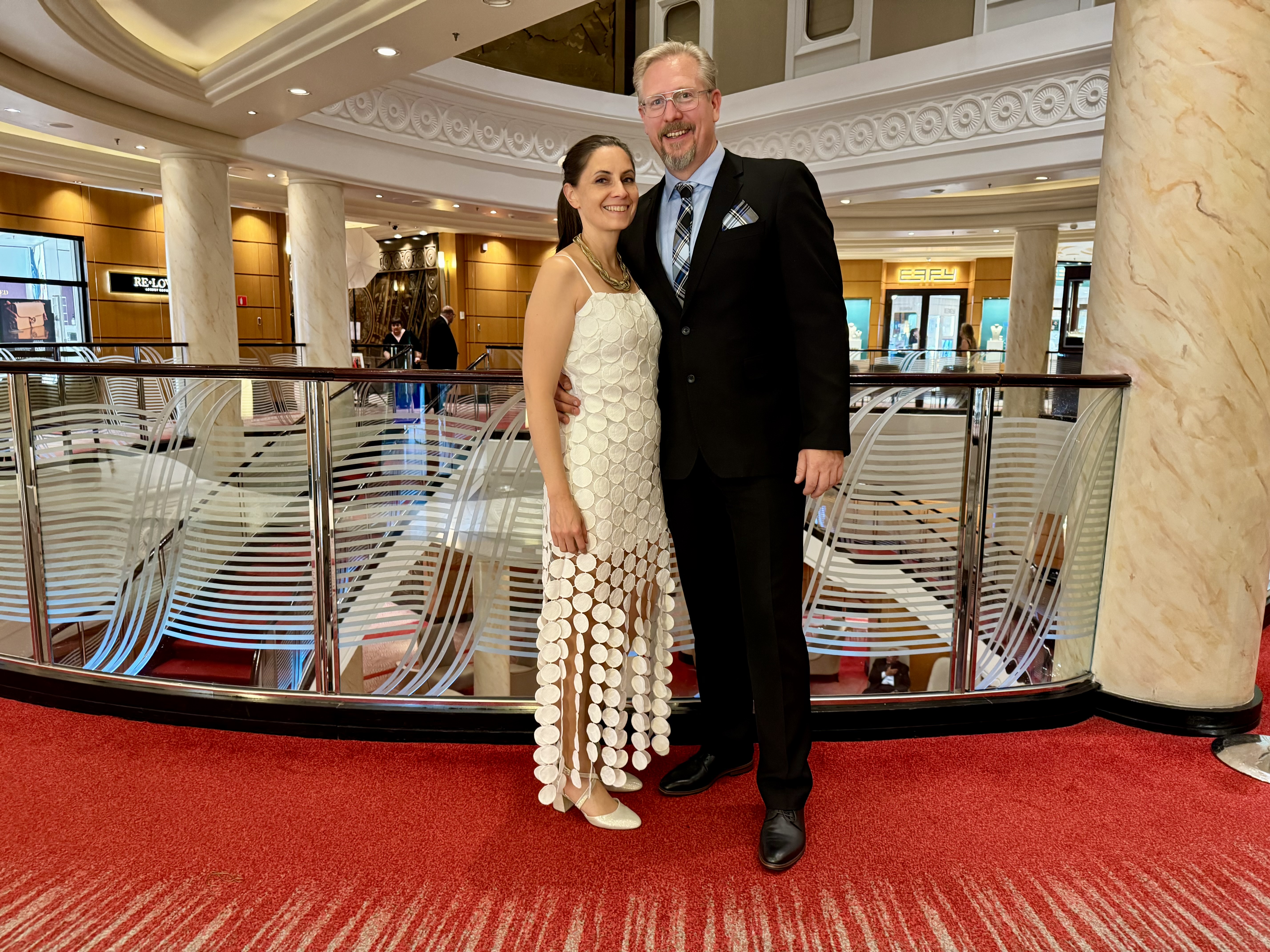 Juhlavaatteissa Cunardilla.