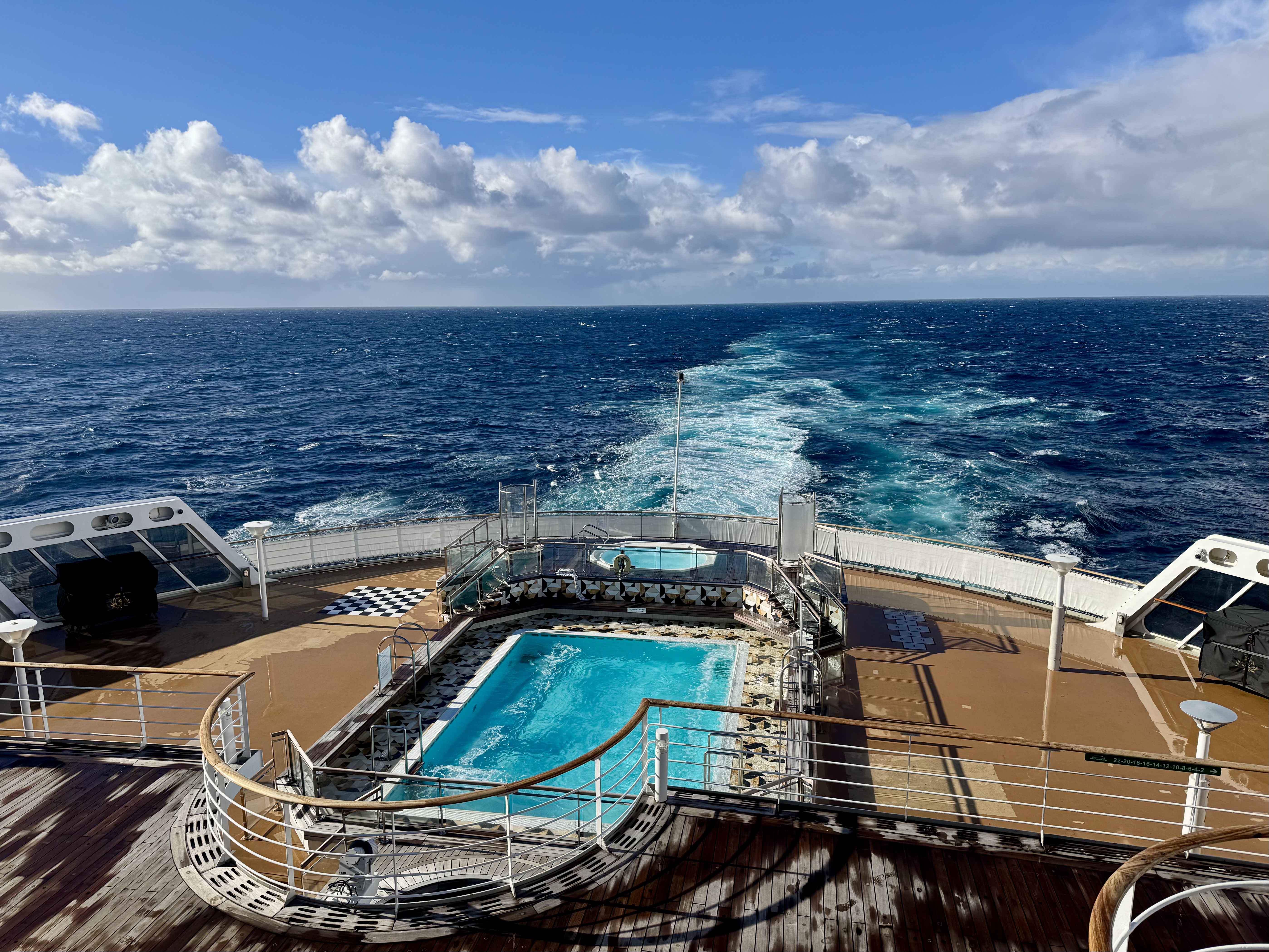 Queen Mary 2 laivan takakansi ja taustalla Atlantin valtameri.