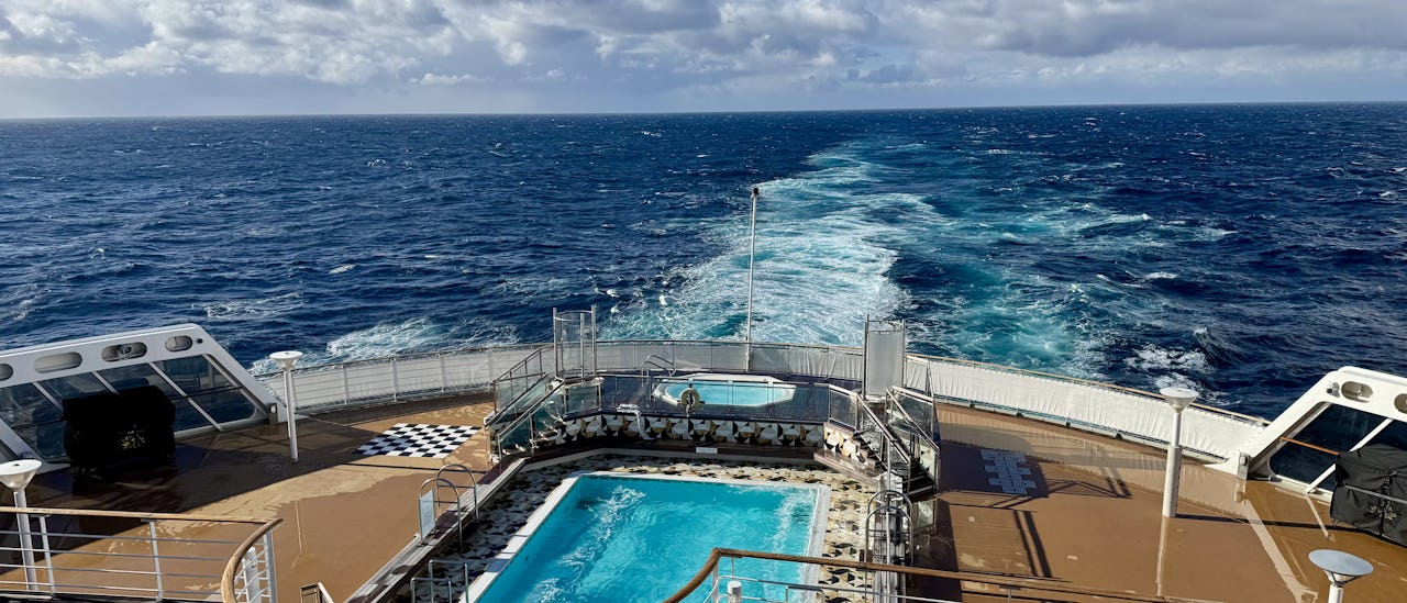 Queen Mary 2 laivan takakansi ja taustalla Atlantin valtameri.