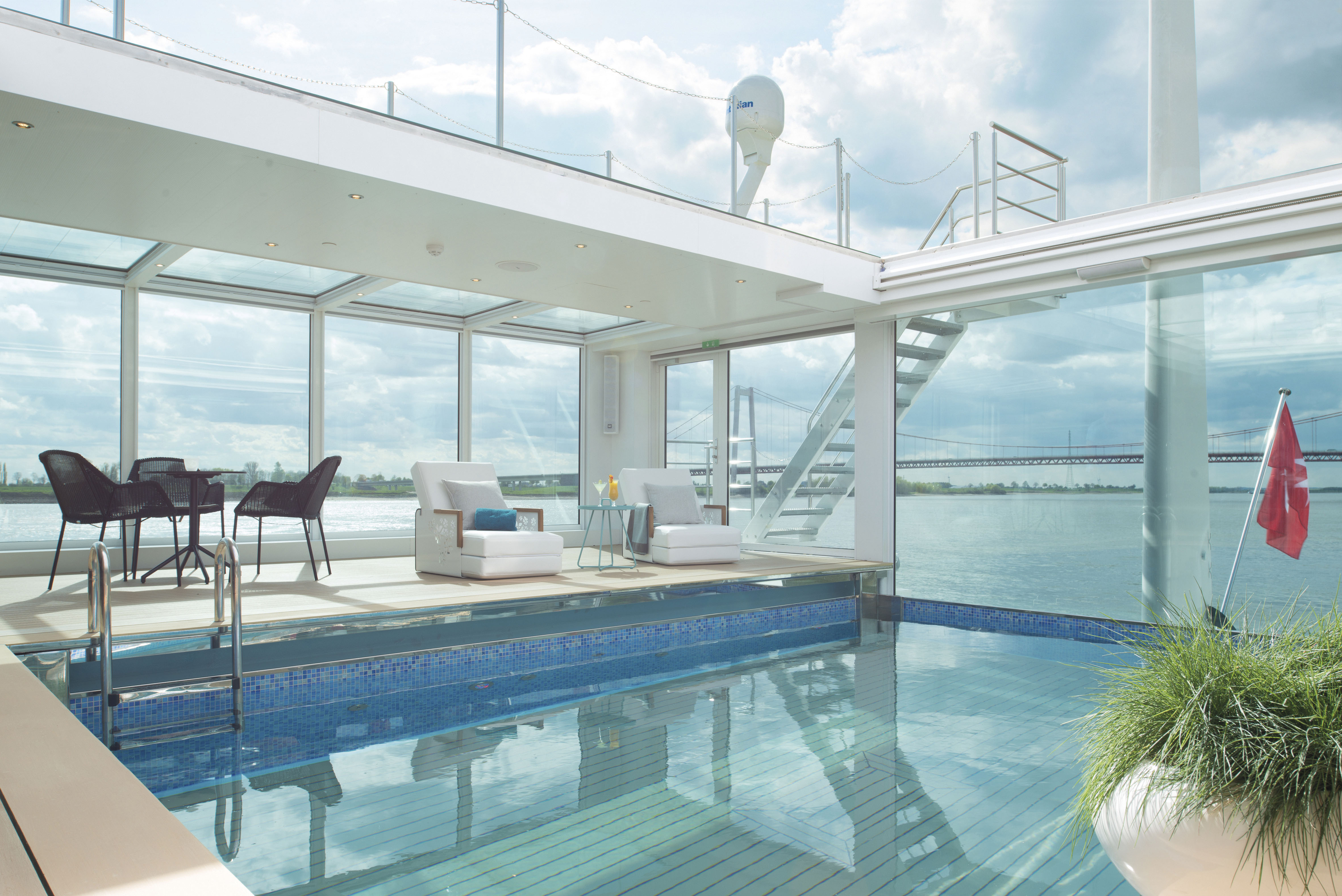 Emerald Cruisesin jokilaivan upea uima-allas, josta maisemat joelle.