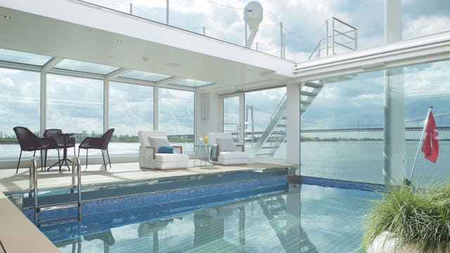 Emerald Cruisesin jokilaivan upea uima-allas, josta maisemat joelle.