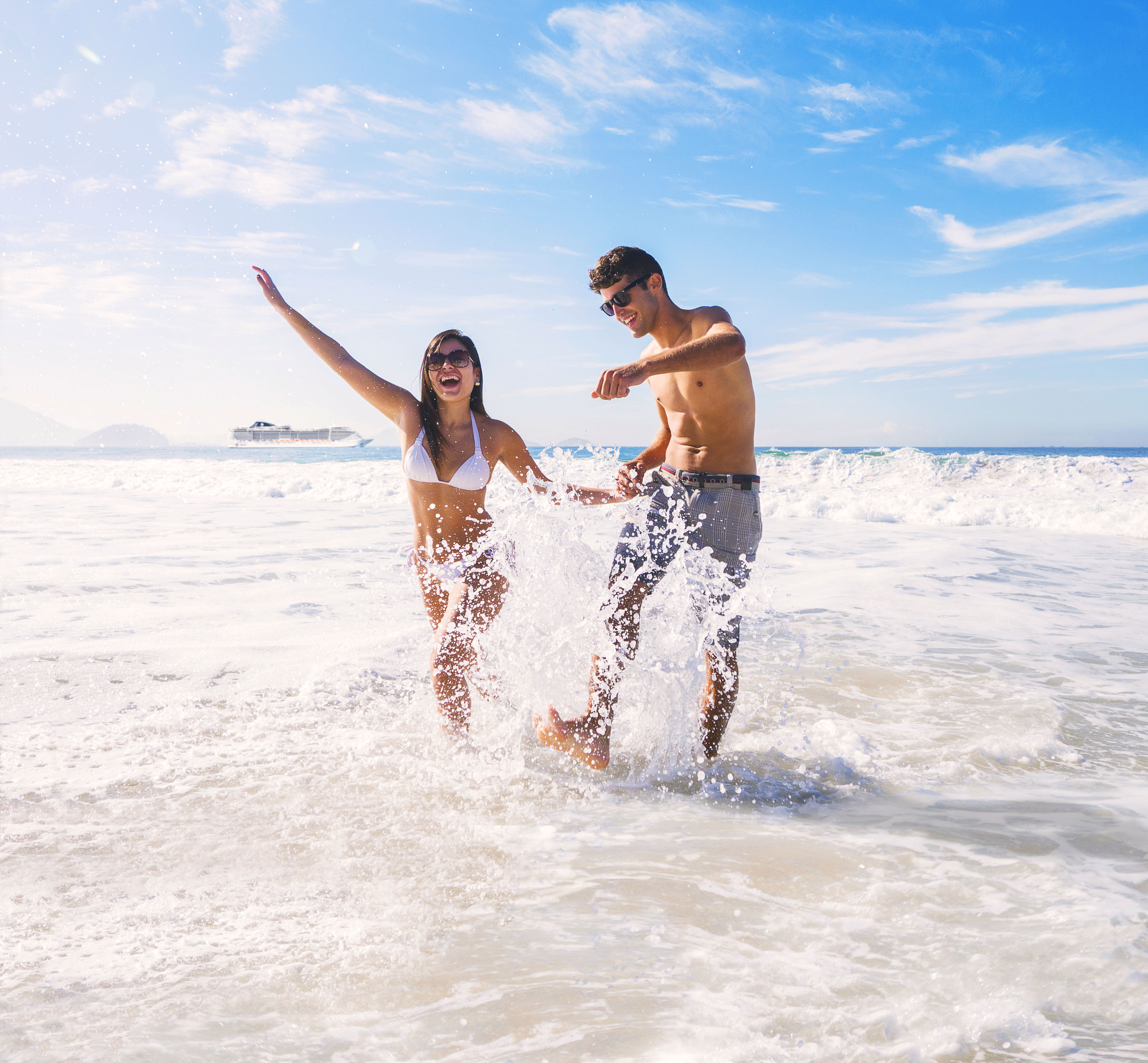 Nainen ja mies rannalla