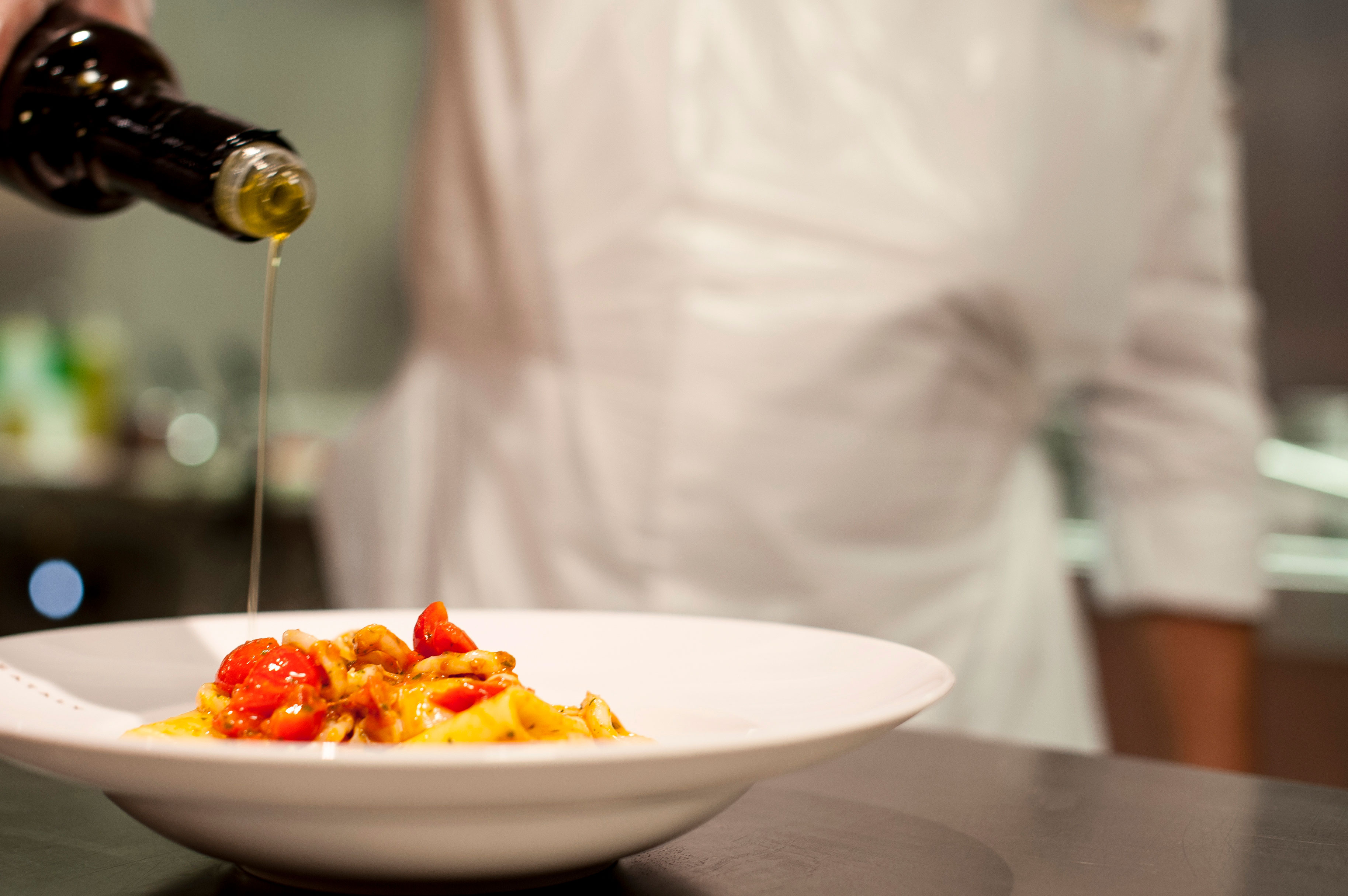 Kaikki ruokailut kuuluvat risteilyn hintaan. Kuvassa kokki valmistelee annosta.