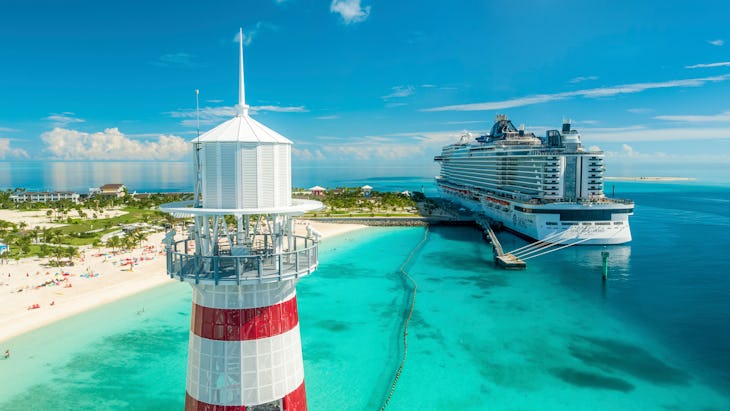 Majakka, turkoosia merta ja MCS Cruisesin laiva